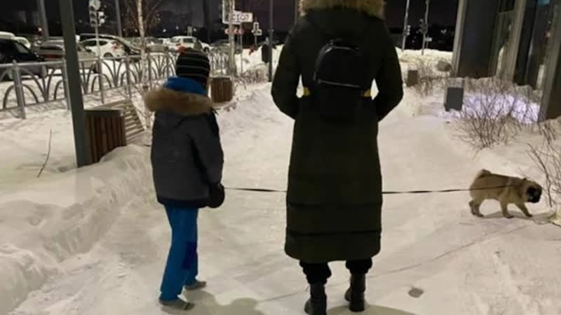 Мать вывела сына на мороз в одних