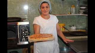 Как пекут Осетинские пироги в Осетии Вкусные пироги из маленькой пекарни Владикавказа.