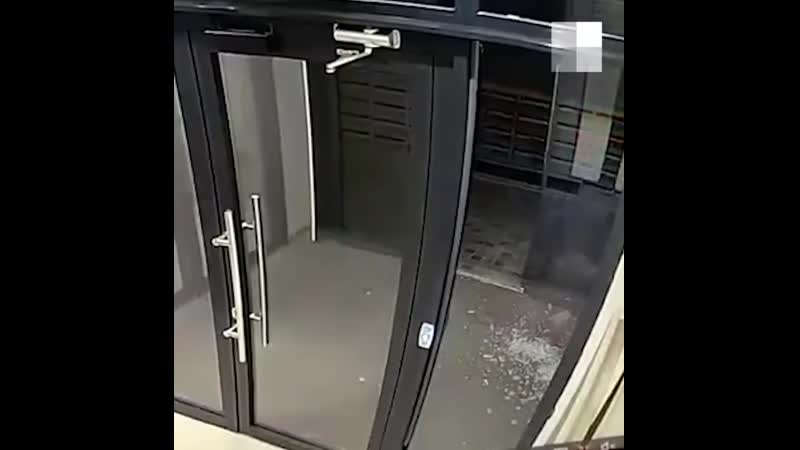 Новосибирские подростки разнесли коляску в