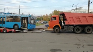Троллейбус Садко Жёстко стаскивают с трала. Вечный памятник руководству ТУ Петрозаводск.