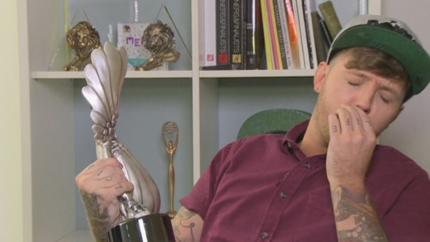 HILARIOUS James Arthur hits himself in face while trying to chat up reporter during