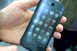 - Hands on Yota phone 2