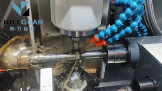Высокоэффективный зубофрезерный станок на заводе Wenling Juli Gearhigh efficiency gear hobbing machine under working   from Wenling Juli Gear factory