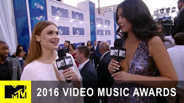 Holland Roden Stans Rihanna Cant Wait for Britney Spears Perform, 2016 Video Music Awards,