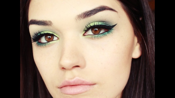 BRIGHT GREEN SMOKEY EYE