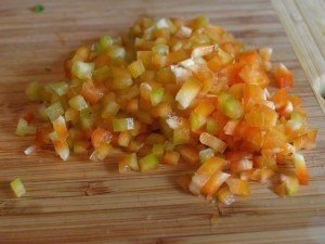 Мясные клубочки нам понадобятся:Не жирная свинина 500 грЛук 1 штБолгарский перец 1 штЯйцо 3 шт (одно целое и 2 желтка)Овсяные хлопья 2 ст.л.Слоеное тесто 100 грСоль, специи по вкусу1.