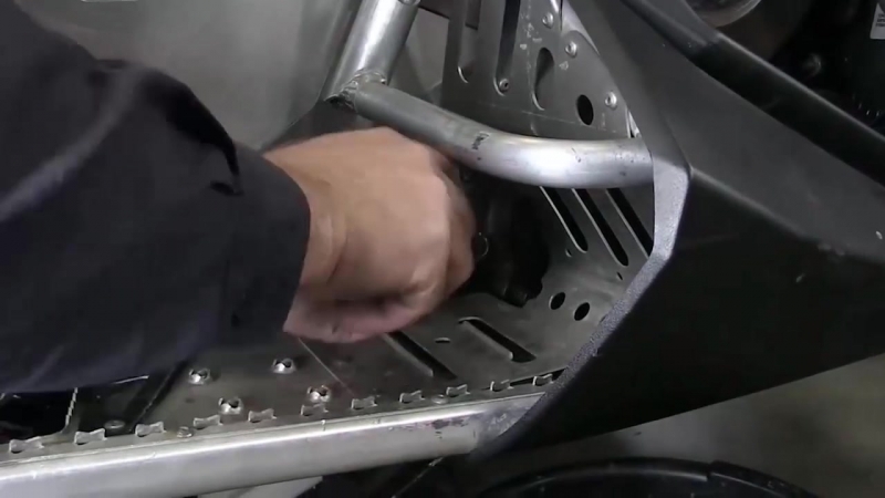 Технические советы от AMSOIL: замена масла в картере цепной