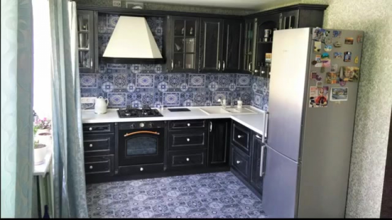 Дизайн черной угловой кухни из