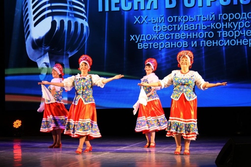 Пение пенсионеры. Песня пенсионера. Пожилые люди поют. Песни веселые пенсионером. Гимн пенсионеров.