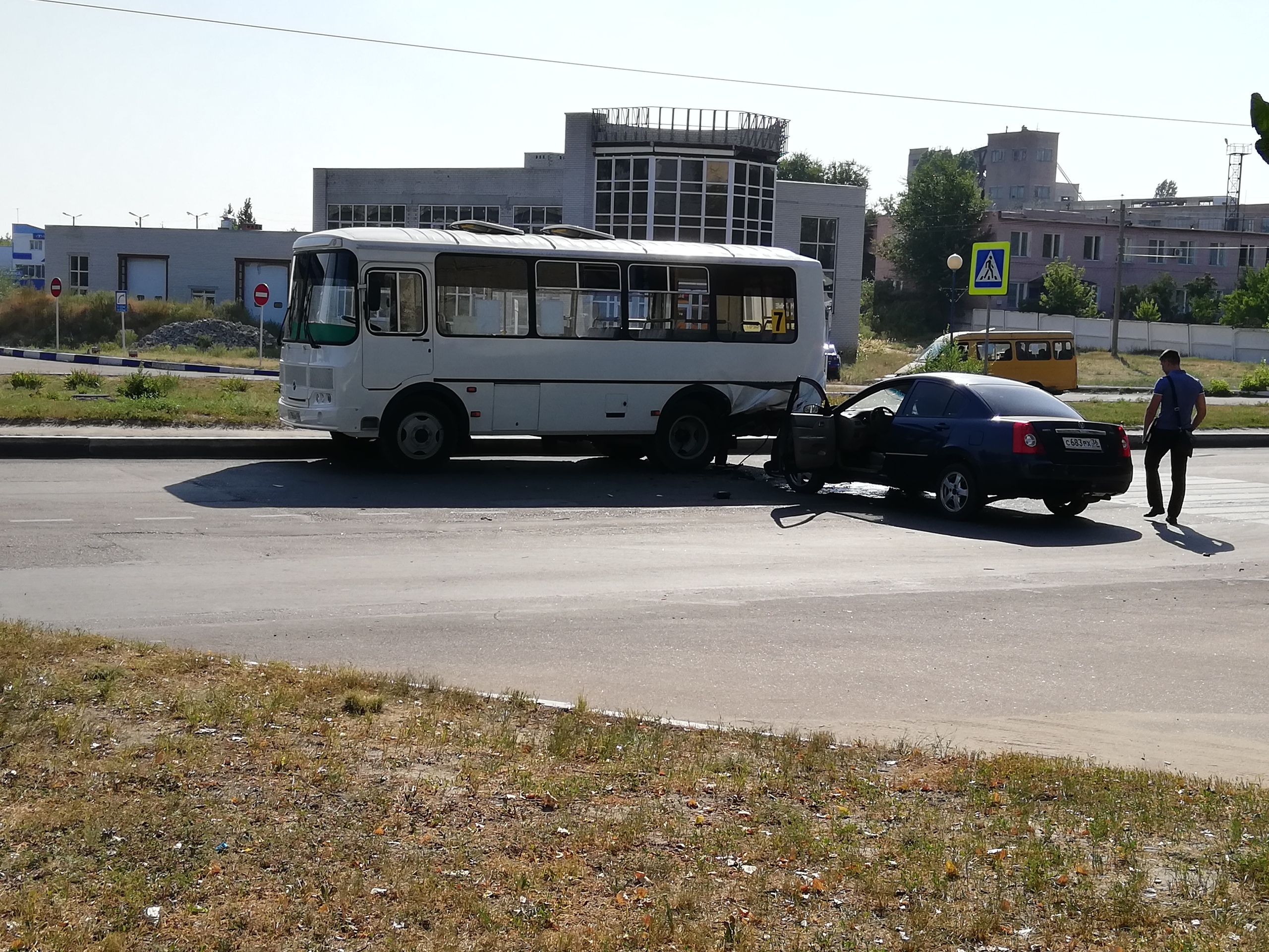 В Воронежской области легковушка протаранила автобус: один погибший Это картинка
