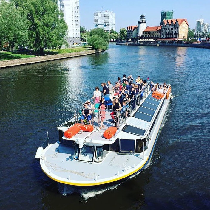 Прогулки на катере по реке Прогулки на катере по реке