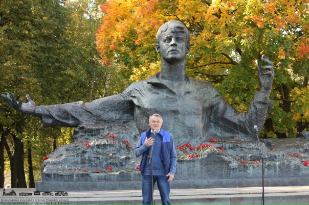 Памятник есенину в рязани фото Памятник есенину в рязани фото