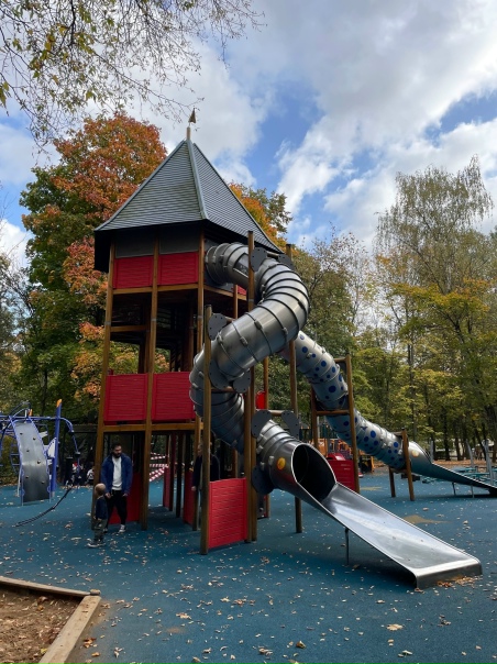 Наткнулся тут в Сокольниках на детскую площадку...