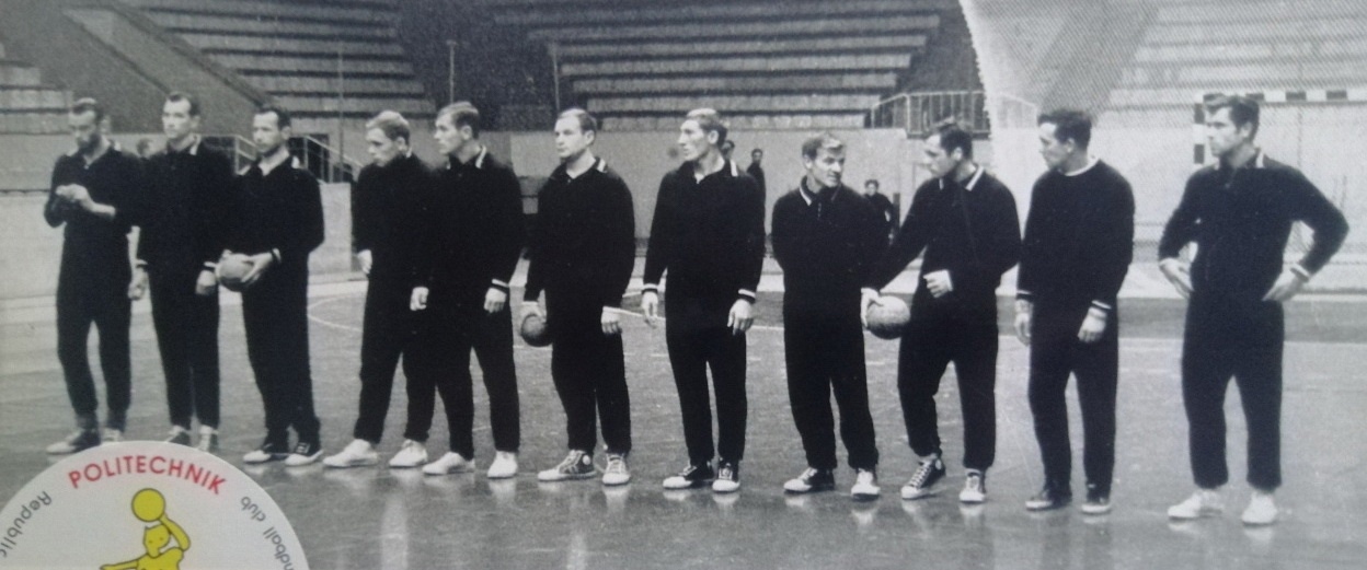 "Политехник". Мохов — второй справа