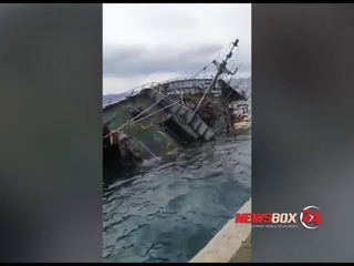 В Находке затонувшее судно продолжает загрязнять акваторию мазутом